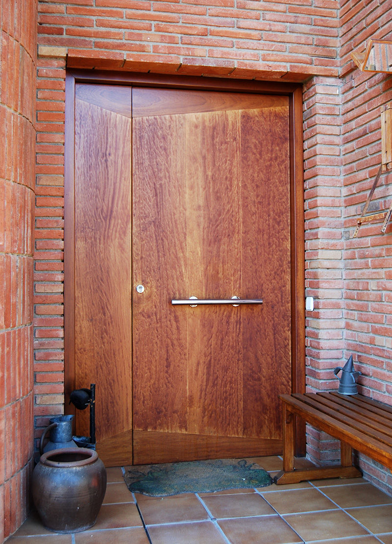 Portes d’entrada i de pas en fusta massissa