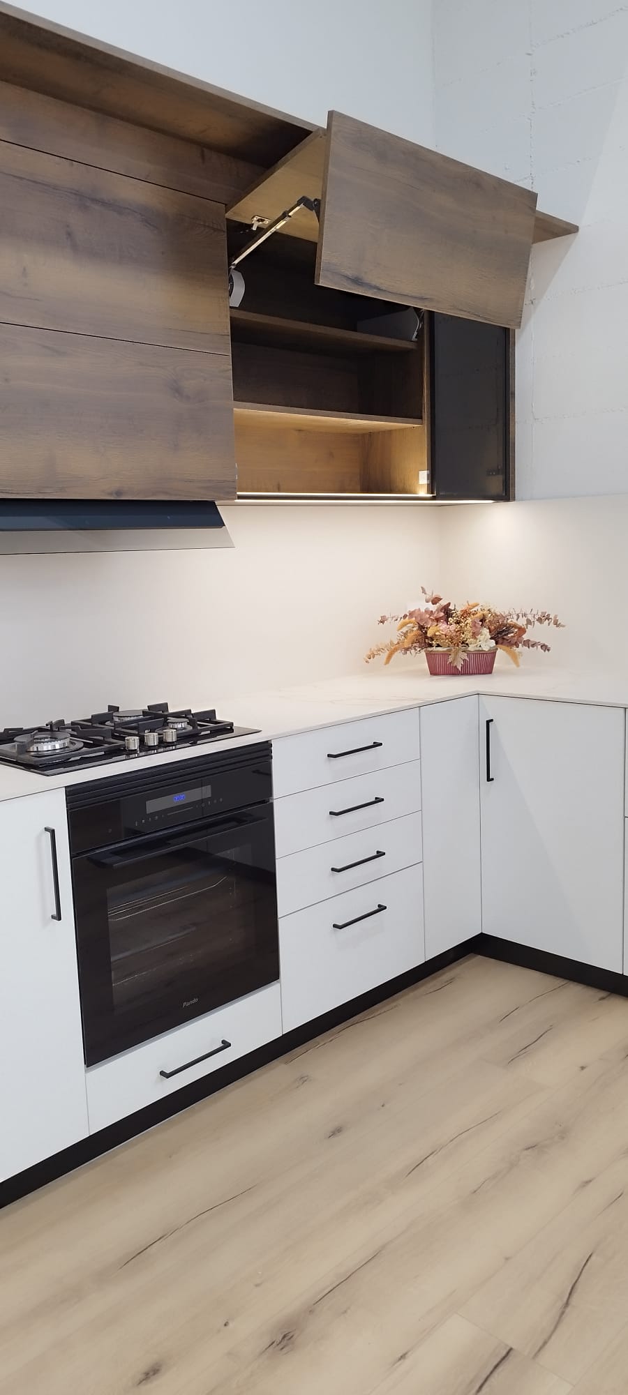 Cuina fabricada en Melamina blanca i Perfect Sense Roure Halifax Castany  .